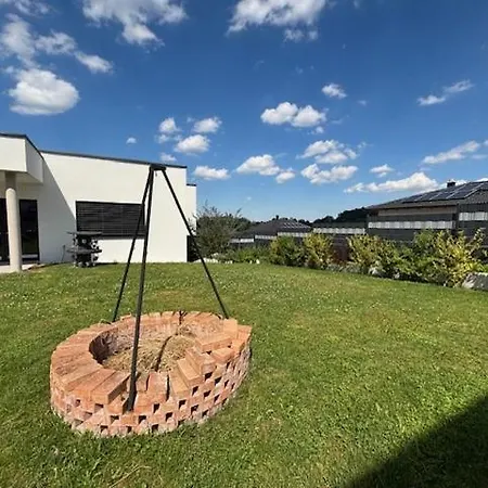 Villa Am Land - Ganzes Haus Mit Garten Untereinwald