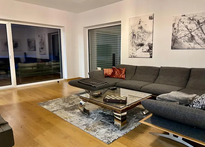 Luxus Mit Grossem Garten In Ruhiger Gegend